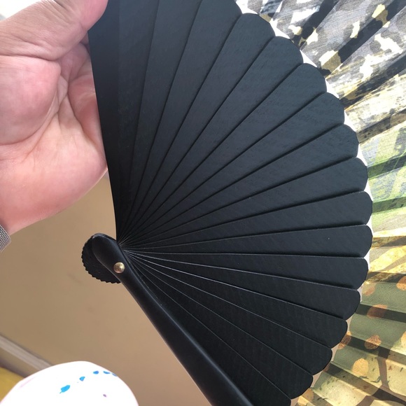 Sassy Jones Fan - Picture 3 of 4